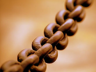 330px-Broad_chain_closeup